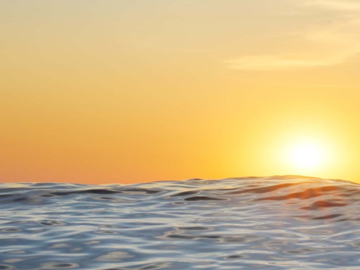 Refuting the Claim: The Sun Setting in Murky Water and Scientific&nbsp;Reality